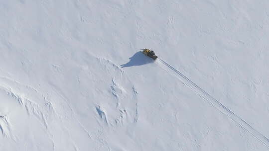 滑雪骑雪地表面空中跟踪拍摄