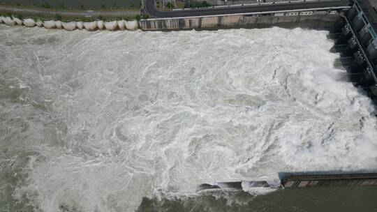 航拍水电站泄洪波涛汹涌水流