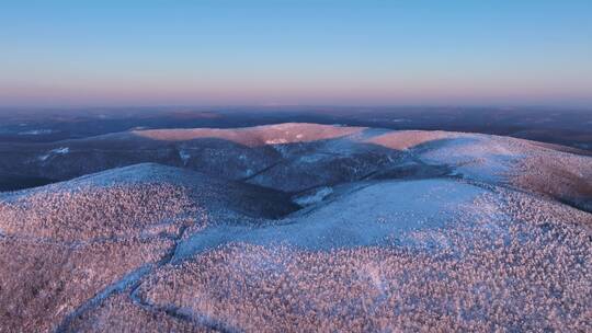 航拍逶迤山岭雪林雾凇夕照