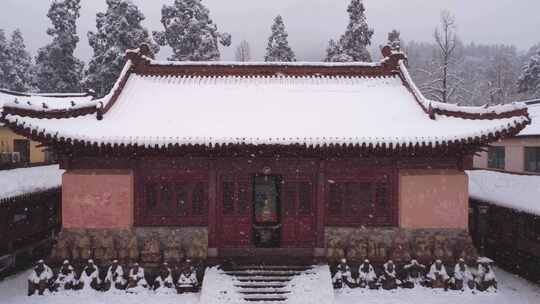 航拍雪中古建筑庙宇全景