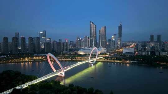 南京河西南京眼步行桥奥体双子塔的夜景风光视频素材模板下载