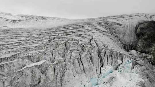 鸟瞰冰川裂缝