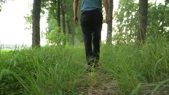 行走在树林土地上的脚步特写