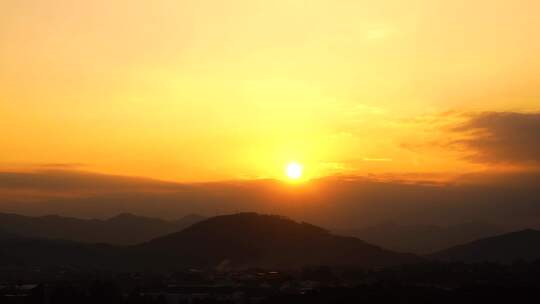 山峰晚霞天黑延时天空夜幕降临黄昏日落余晖