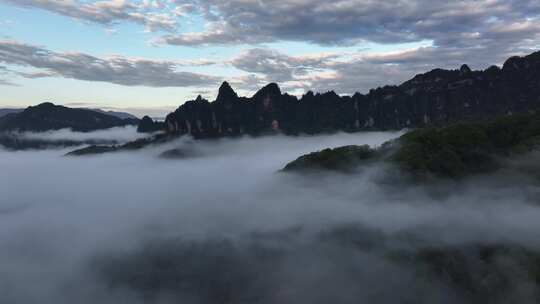 4K唯美航拍重庆清晨光雾山云海风景