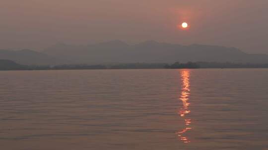 西湖湖面日落