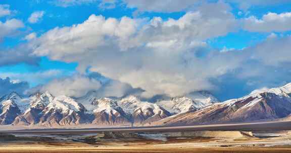 巍峨壮丽的雪山