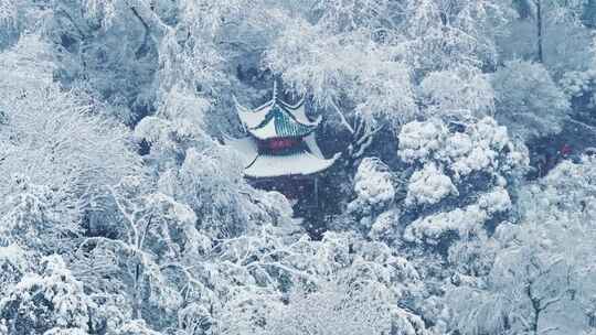 湖南长沙岳麓山爱晚亭雪景航拍视频素材模板下载