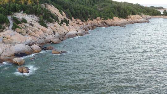 海岸线海浪拍打岩石礁石俯拍海岸海浪海水