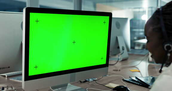 虚拟助手、CRM或黑人女性在电脑上进行绿