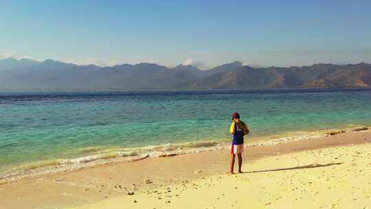 绿松石泻湖和干净的沙子背包在海洋旅游海滩