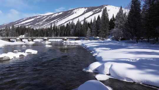 航拍新疆冬季喀纳斯河流晨雾雪山森林雪景