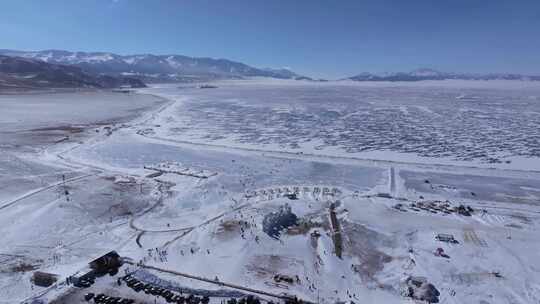 航拍新疆冬季赛里木湖冰封湖面雪山冰湖雪景