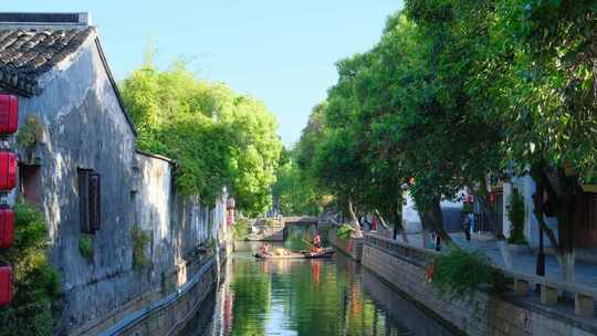 江南水乡小巷苏州平江路老街老城区早晨