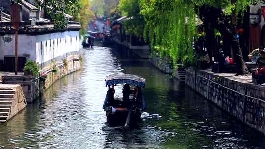 江南水乡河道乘船景象