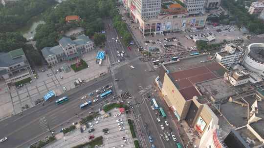 古建筑周边的城市街道景象鸟瞰图