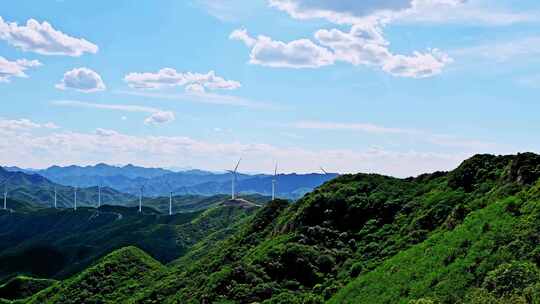 夏季绿色高山蓝天白云与风力发电机组