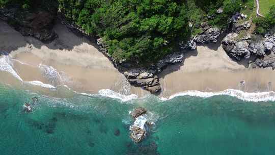 海浪在里维埃拉纳亚里特海滩上跳舞。这个冲