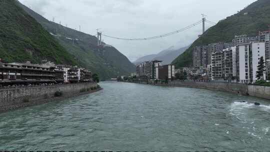 四川甘孜泸定县横跨在大渡河上的泸定桥近景