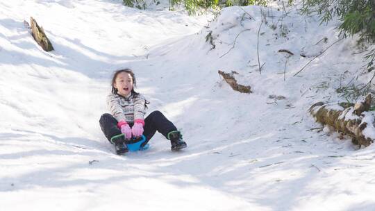 寒假冬天玩雪快乐滑雪玩耍的小孩