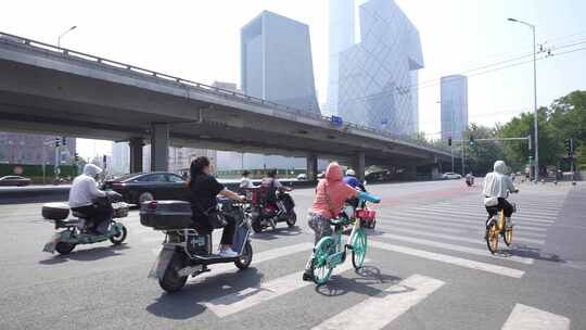 北京国贸城市街道骑电动自行车的人群