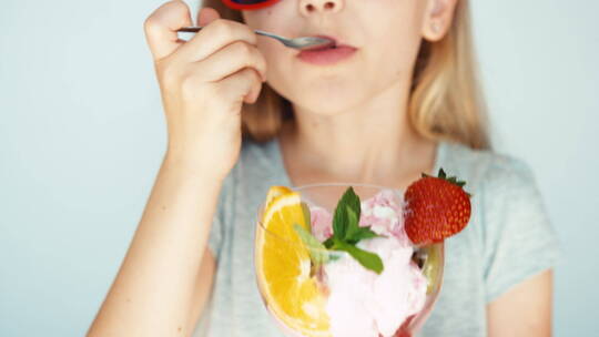 戴太阳镜的孩子吃冰淇淋