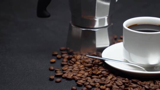 特写拍摄浓缩咖啡和咖啡豆