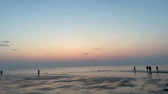清晨海上日出海滩等待日出人群剪影