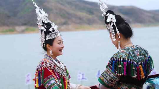 4k少数民族美女江边合影  背影银饰