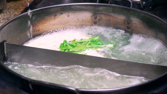 4K升格实拍制作美食流程煮面条