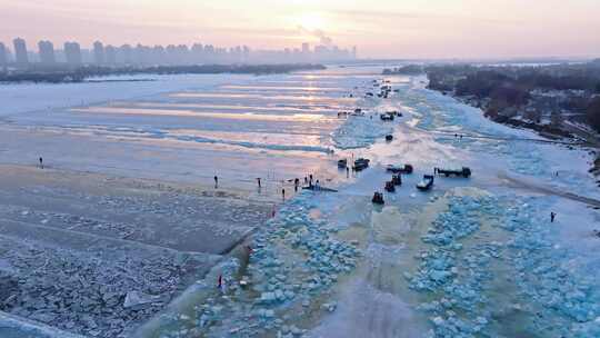 中国黑龙江哈尔滨冰雪大世界采冰航拍