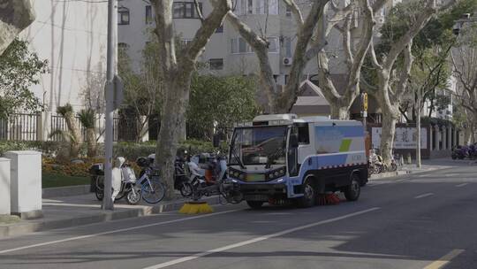 4K上海城市环卫洒水车在扫地