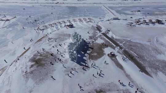 航拍新疆冬季赛里木湖冰封湖面雪山冰湖积雪