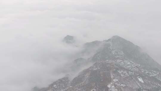 航拍泰山，云雾缭绕