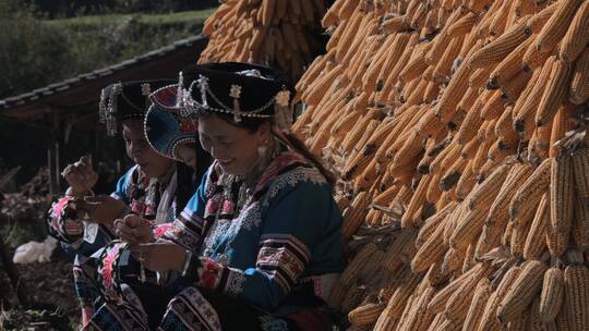 彝族妇女视频云南山区彝族女人做手工刺绣