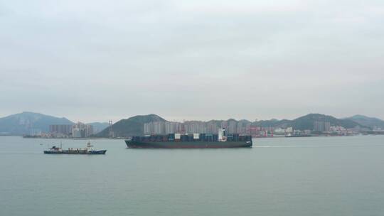 大海中从港口使出的大型集装箱货轮