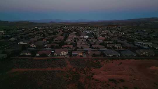 犹他州华盛顿县飓风城日落时分的住宅区。空