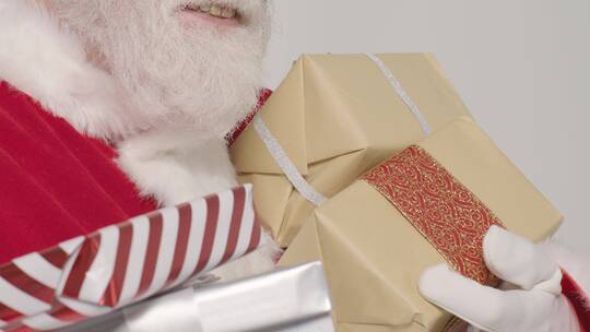 圣诞老人拿着许多礼物视频素材模板下载