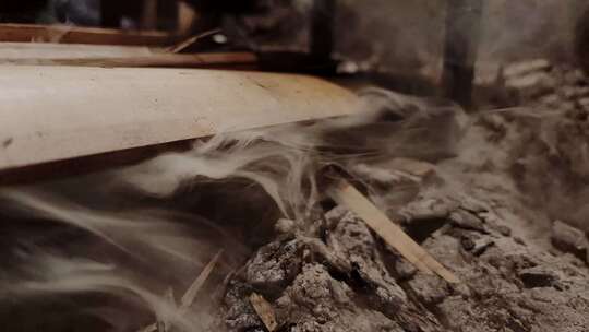 竹坯木柴燃烧冒烟 升格视频素材模板下载