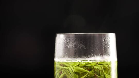 玻璃杯中刚冲泡的绿茶龙井茶