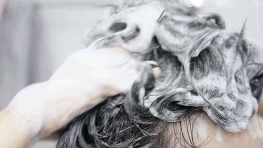 女人用洗发水洗头揉搓头发视频素材模板下载