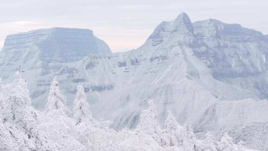 航拍男人站在大雪后的大瓦山前