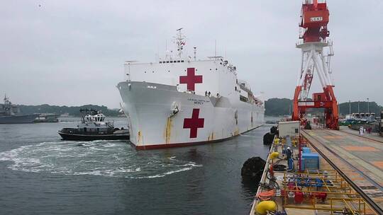 美国海军医院的一艘轮船停靠在码头以对抗冠状病毒疫情