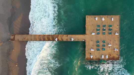 航拍建在海面上的露天日光浴场