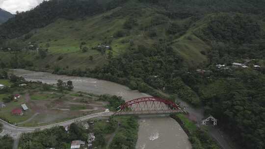 空中倾斜到秘鲁万卡班巴山谷波祖佐拱门附近的桥梁