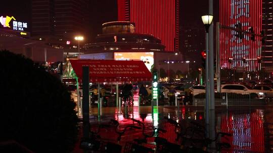 夜晚的街景人流