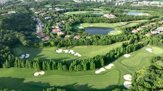 高尔夫球场优美的自然环境和景观设计