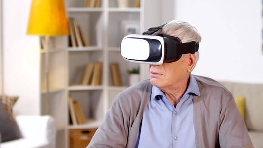 老人使用虚拟眼镜