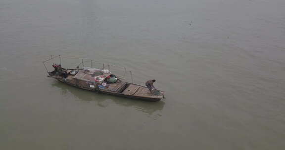 航拍武汉汉口长江小渔船
