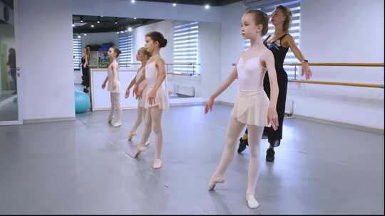 芭蕾舞课上的女孩们